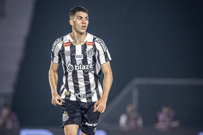 Jair celebra melhor defesa da Série B e pede foco até o final da competição