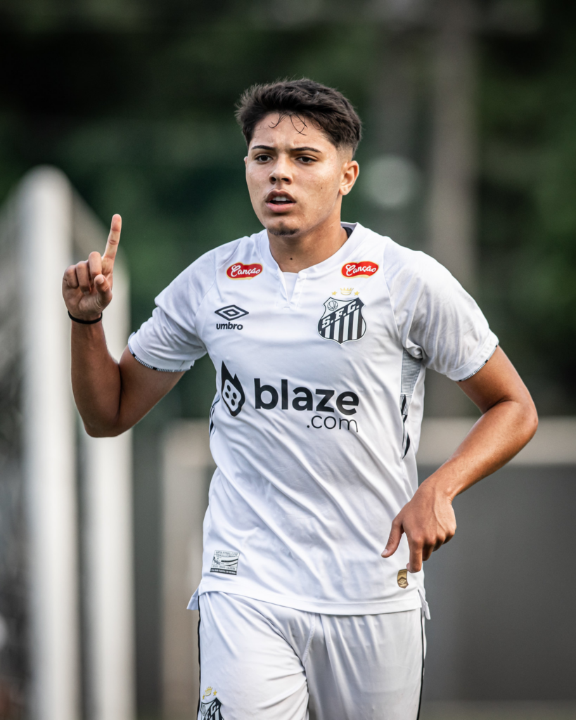 Sob olhar de Carille, Luca Meirelles comemora gols na classificação do Santos no Brasileiro Sub-17