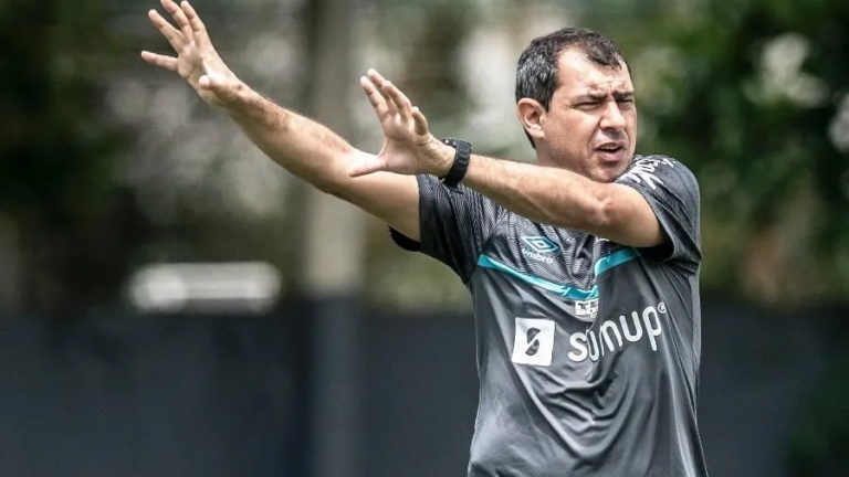 Carille comanda treino tático e pode repetir Santos pela terceira vez seguida contra o Goiás