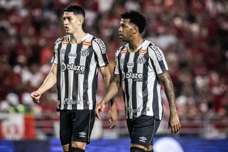 Gil e Jair monopolizam defesa do Santos, e reservas penam para ganhar chances