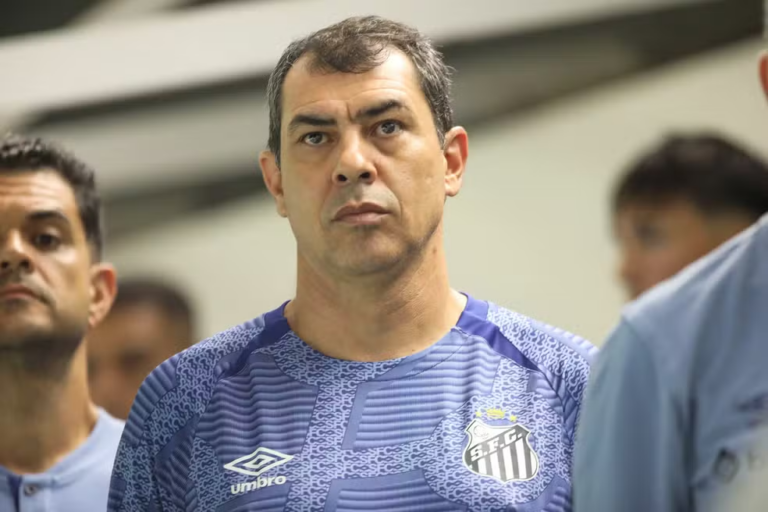 Fábio Carille fará reunião com a diretoria do Santos após vexame contra a Chapecoense