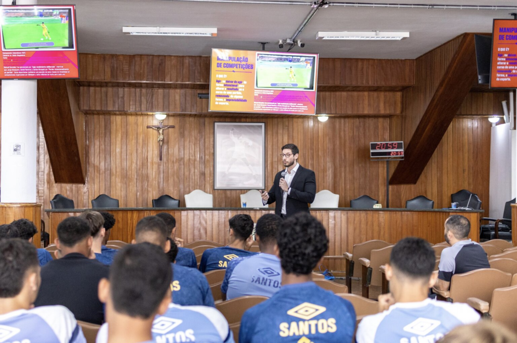 EQUIPE SUB-20 DO SANTOS FC RECEBE PALESTRA SOBRE COMBATE À MANIPULAÇÃO DE RESULTADOS ENVOLVENDO ATLETAS