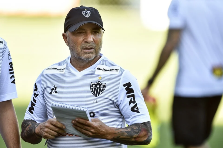 Sampaoli resiste a investidas do Santos e avalia proposta do Grupo City