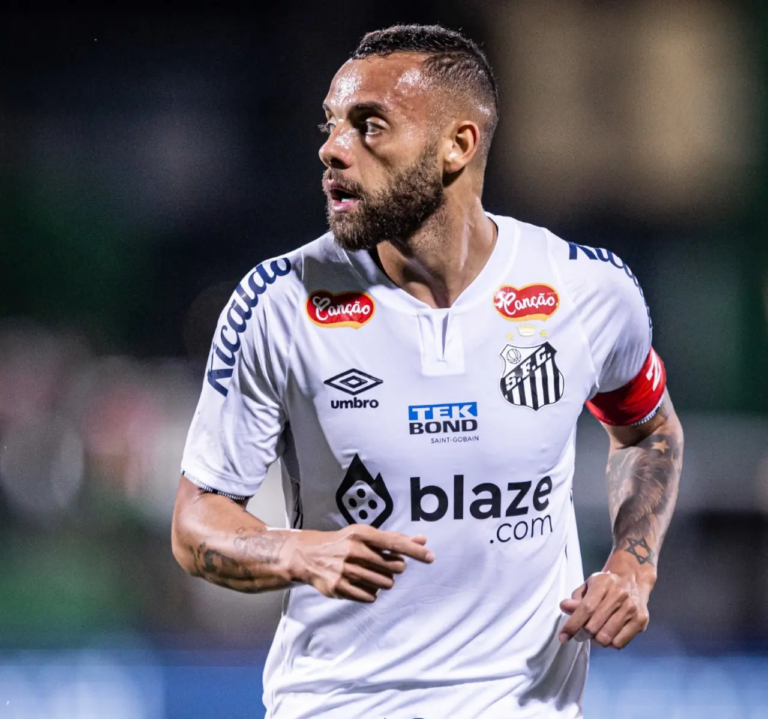 Guilherme coloca fim em jejum incômodo no Santos e alcança segunda temporada mais artilheira da carreira