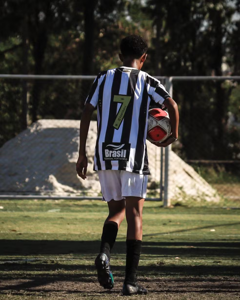 Como é a vida quase anônima do filho de Robinho na base do Santos