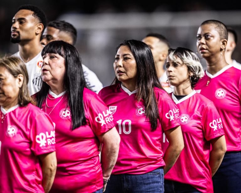 MULHERES ENTRAM CAMPO PELO OUTUBRO ROSA - MAIS UMA AÇÃO ALÉM DO FUTEBOL