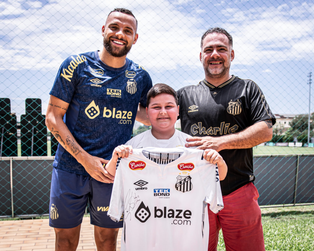 Guilherme presenteia mini torcedor do Santos