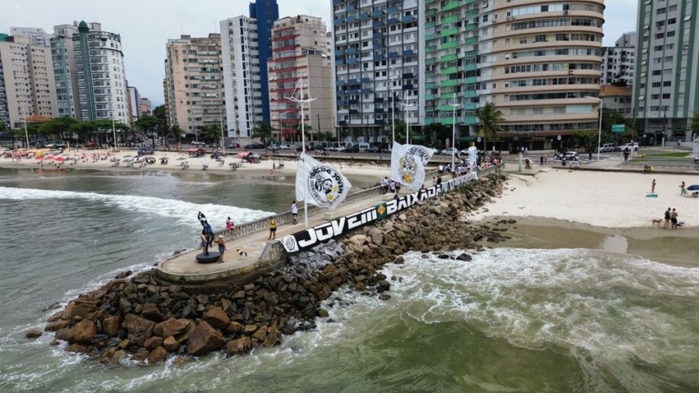 Torcidas organizadas do Santos celebram primeiro ano de Píer do Pelé