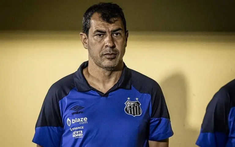 Cláusula de contrato pode salvar Fábio Carille como técnico do Santos