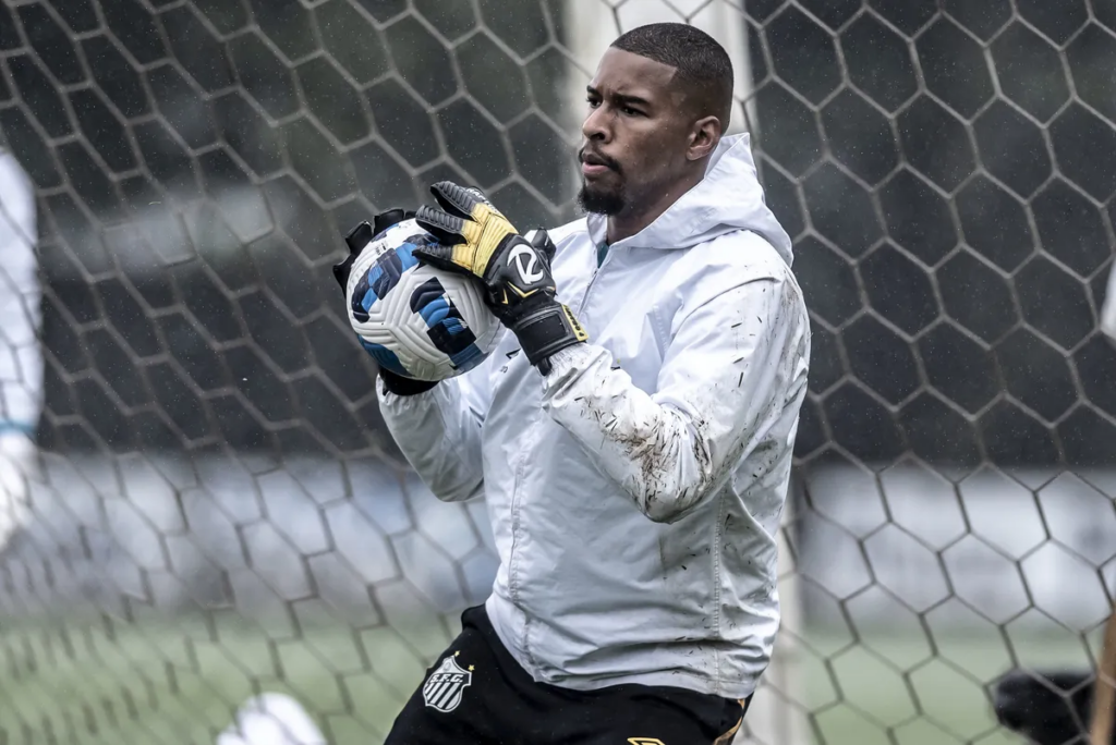 A vez de Diógenes: goleiro tem oportunidade de estrear pelo Santos após espera de três anos