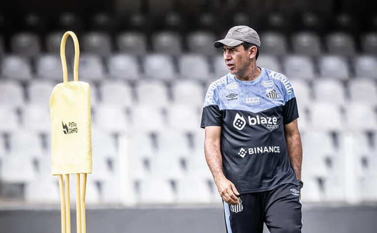 Carille foca em treinos táticos no Santos em preparação para duelo contra o Goiás