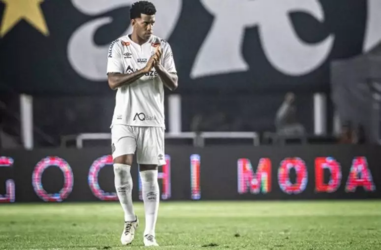 Gil confirma aposentadoria após acesso do Santos