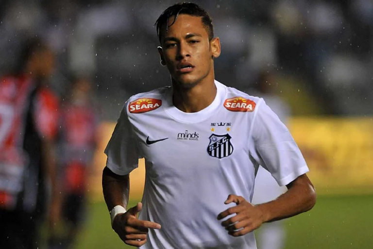 Neymar negocia para voltar ao Santos, diz dirigente