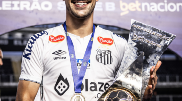 Único titular na queda e no acesso, João Basso celebra título da Série B e projeta futuro do Santos