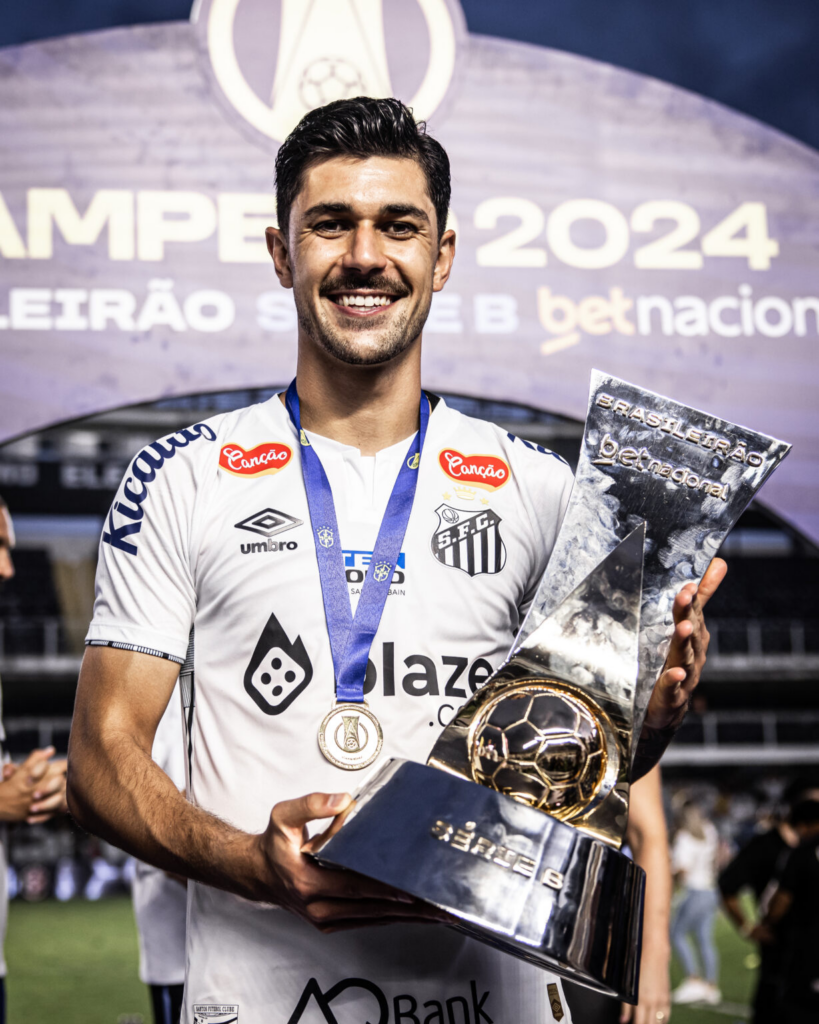 Único titular na queda e no acesso, João Basso celebra título da Série B e projeta futuro do Santos