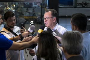 Marcelo Teixeira não revela nomes, mas indica perfil de técnico para o Santos e promete "ousar"