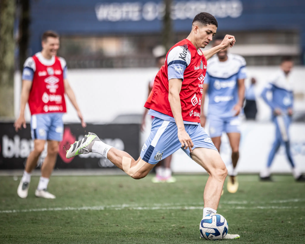 DISPUTA POR VAGA NA ZAGA DO SANTOS COM POSSÍVEL SAÍDA DE JAIR