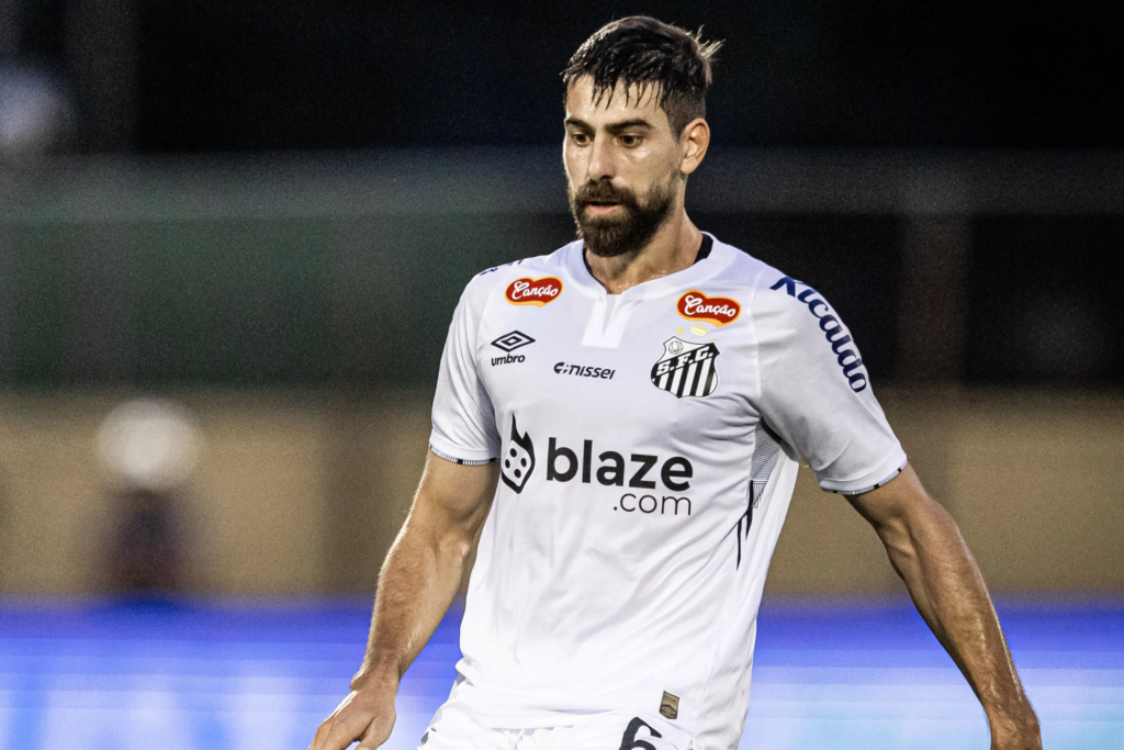 Santos Enfrenta Desafios na Bola Aérea: Luan Peres Exige Mudanças