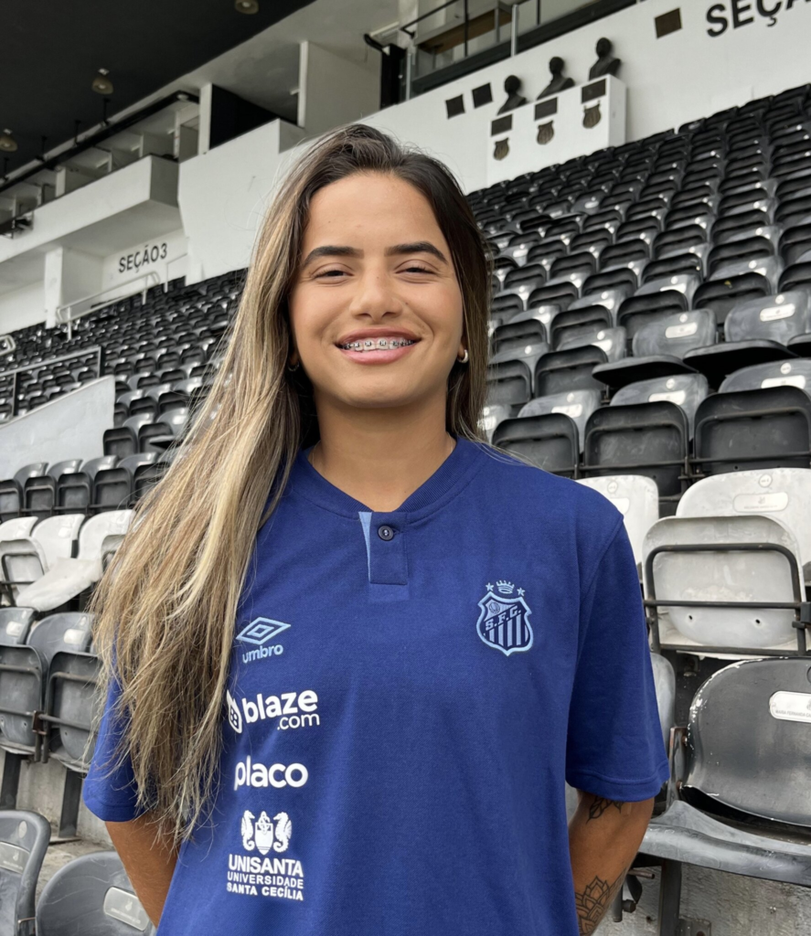 Ana Barbosa renova contrato com o Santos FC e passa a integrar o time profissional das Sereias da Vila.