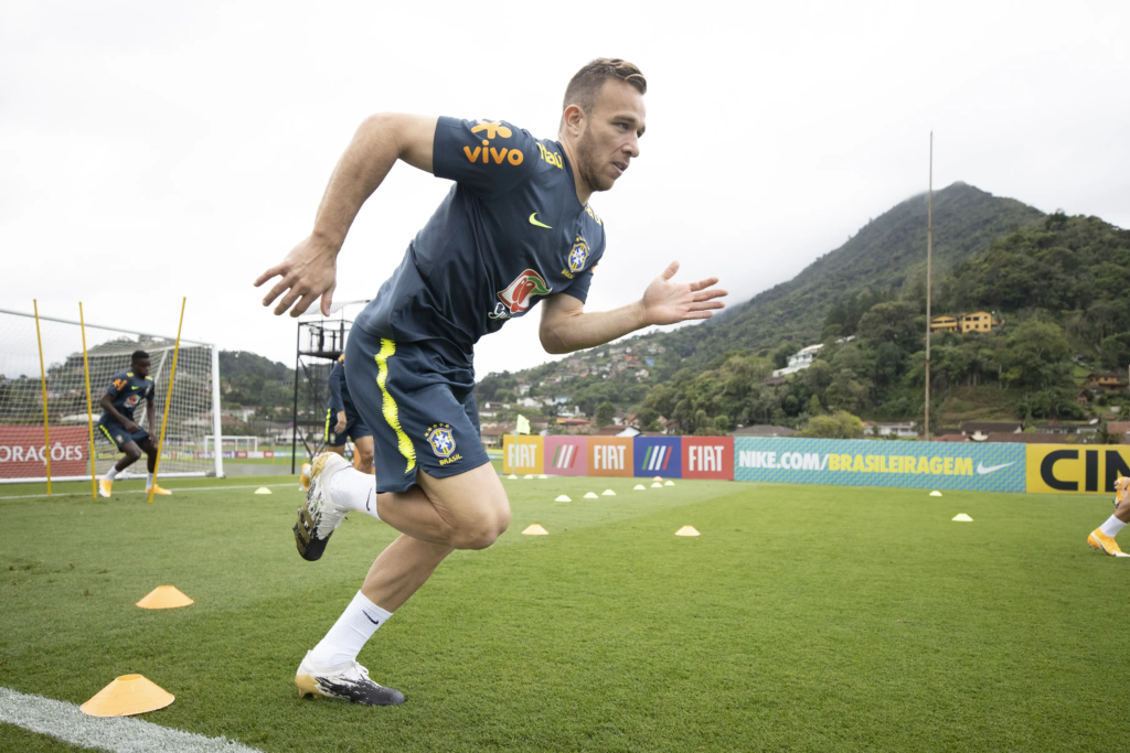 ARTHUR, ALVO DO SANTOS, ESTÁ SEM JOGAR HÁ OITO MESES; CONFIRA OS NÚMEROS