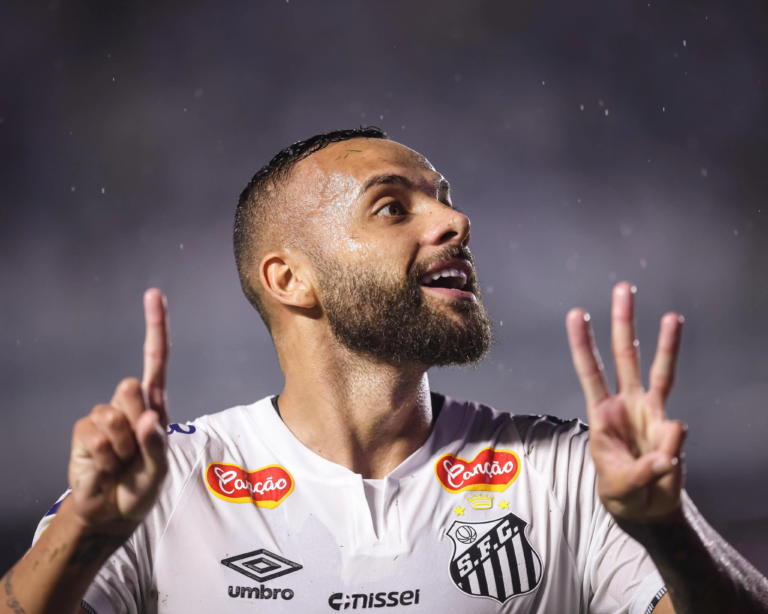 Santos marca um gol histórico e vence clássico emocionante