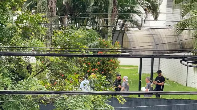 Neymar chega de helicóptero para seu primeiro treino no Santos