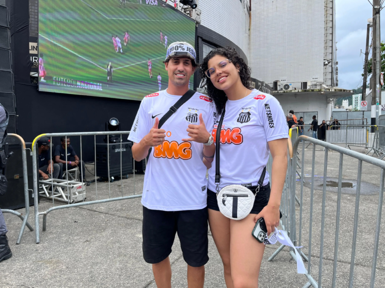 Menina viaja da Bolívia para realizar o sonho do namorado carioca de assistir a apresentação de Neymar no Santos