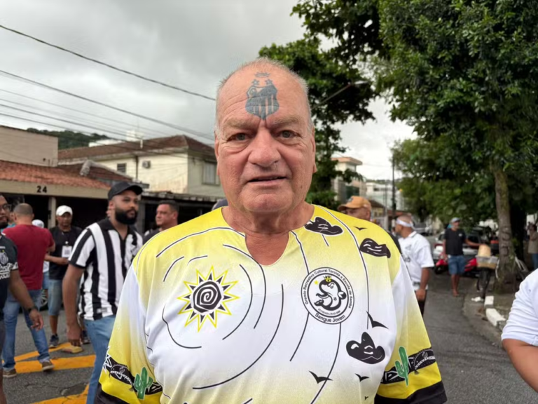 Um Torcedor Fanático do Santos FC Planeja Homenagear Pelé e Neymar com Tatuagens