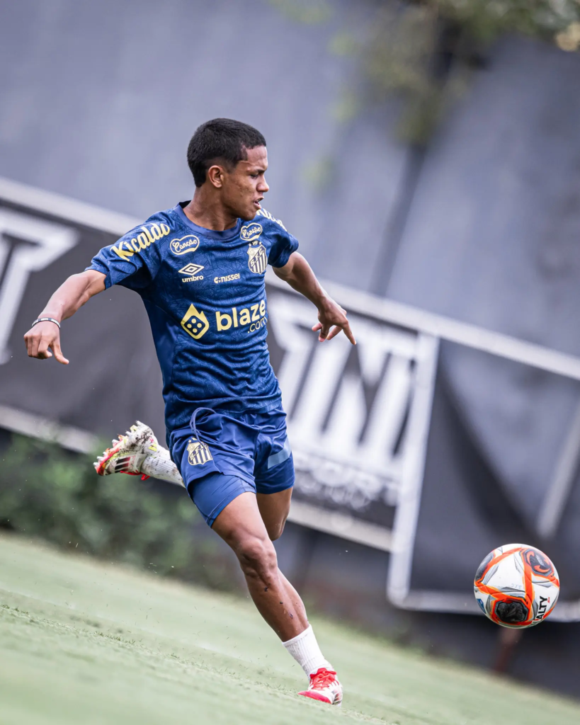 Nadson, Jovem Promessa do Santos, Exalta Parceria com Neymar em Treino: "Um Sonho Realizado"